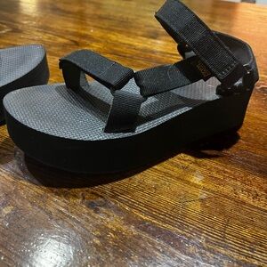 Black tevo Platform Sandals with Adjustable Straps . Size 71/2–8